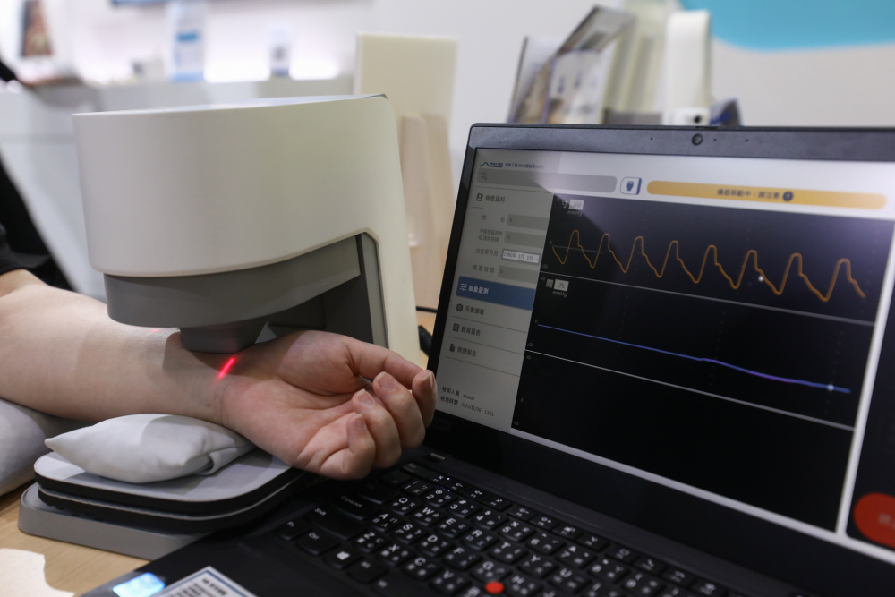 哈希游戏耘康脈象檢測系統透過電腦精準控制升降系統，還原中醫師三指把脈過程的舉、按、尋手法，將脈象感受轉化成數據，未來可結合大數據分析，實現智慧醫療及準確性